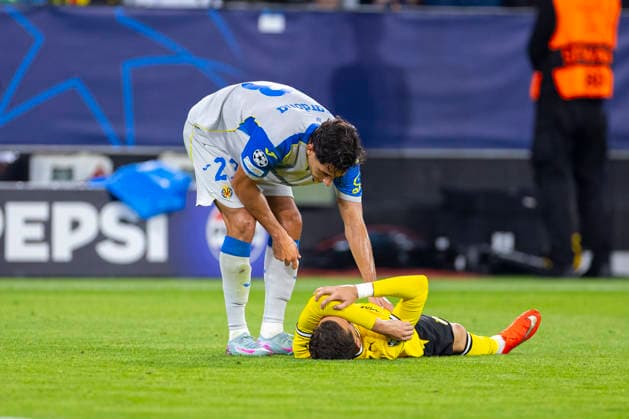 September 8, 2026, Soccer, Matchday 1 of the UEFA Champions League, Borussia Dortmund vs. Villarreal FC, Sergi Cardona of Villarreal FC tends to the injured Konstantinos Karetsas, Borussia Dortmund, Signal Iduna Park, North Rhine-Westphalia, Germany, xRHR, PHOTO: DEx Copyright: DennisxEwert RHR-FOTOx RHR-FOTO DE