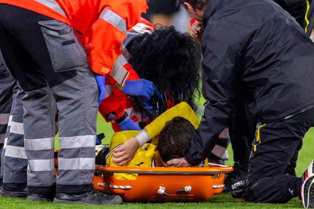 September 8, 2026, Soccer, Matchday 1 of the UEFA Champions League, Borussia Dortmund vs. Villarreal. Medical staff attend to the injured Konstantinos Karetsas of Borussia Dortmund and carry him off the field on a stretcher. Dortmund, Signal Iduna Park, North Rhine-Westphalia, Germany. xRHR PHOTO DEx Copyright: DennisxEwert RHR-FOTOx RHR-FOTO DE