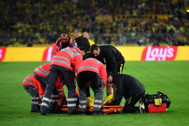 Borussia Dortmund v Villarreal CF - UEFA Champions League DORTMUND, GERMANY - SEPTEMBER 8: Borussia Dortmund’s Konstantinos Karetsas (19) receives medical attention after sustaining an injury during the UEFA Champions League match between Borussia Dortmund and Villarreal CF at BVB Stadion Dortmund in Dortmund, Germany, on September 8, 2026 Hesham Elsherif Anadolu Dortmund Germany. Editorial use only. Please get in touch for any other usage.  Copyright: x2026xAnadoluxHeshamxElsherifx