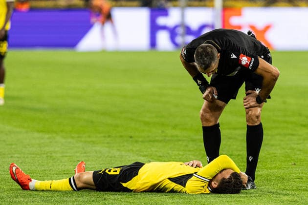 UEFA Champions League: Borussia Dortmund vs. Villarreal CF, September 8, 2026. Konstantinos Karetsas of Borussia Dortmund, 19, is lying on the field; the player is being substituted and carried off the field by medical staff. UEFA Champions League opener: Borussia Dortmund vs. Villarreal CF at BVB Stadium Dortmund, Dortmund, September 8, 2026 Copyright: xBEAUTIFULxSPORTS Buriakovx