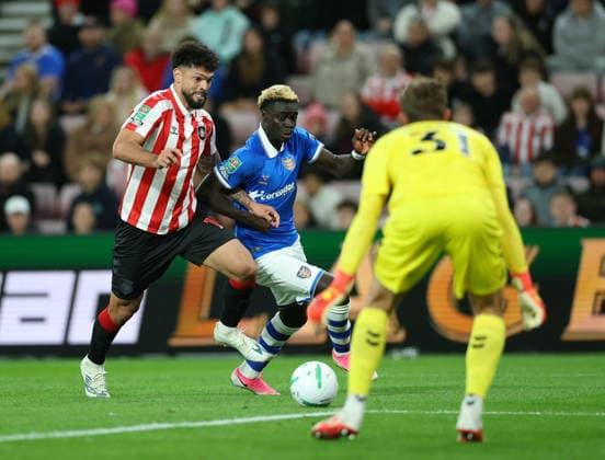 Sunderland v Hull City Carabao Cup Robinio Vaz of Hull City and Omar Alderete of Sunderland AFC during the Carabao Cup Third Round match at the Stadium of Light, Sunderland 08 09 2026 UK Newspapers OUT Copyright: xAndyxSumnerx FIL-23906-0179