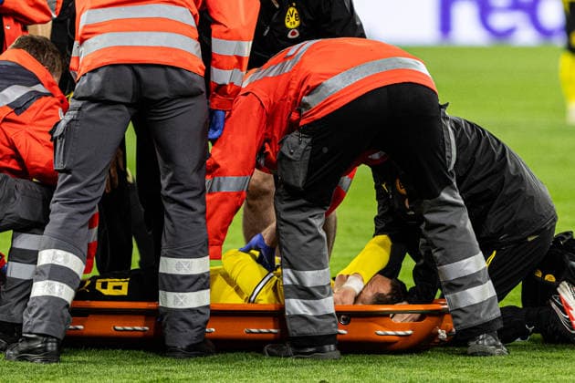 UEFA Champions League: Borussia Dortmund vs. Villarreal CF, September 8, 2026. Konstantinos Karetsas of Borussia Dortmund, 19, is lying on the field; the player is being substituted and carried off the field by medical staff. UEFA Champions League opener: Borussia Dortmund vs. Villarreal CF at BVB Stadium Dortmund, Dortmund, September 8, 2026 Copyright: xBEAUTIFULxSPORTS Buriakovx