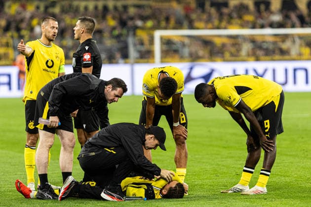 UEFA Champions League: Borussia Dortmund vs. Villarreal CF, September 8, 2026. Konstantinos Karetsas of Borussia Dortmund, 19, is lying on the field; the player is being substituted and carried off the field by medical staff. UEFA Champions League opener: Borussia Dortmund vs. Villarreal CF at BVB Stadium Dortmund, Dortmund, September 8, 2026 Copyright: xBEAUTIFULxSPORTS Buriakovx