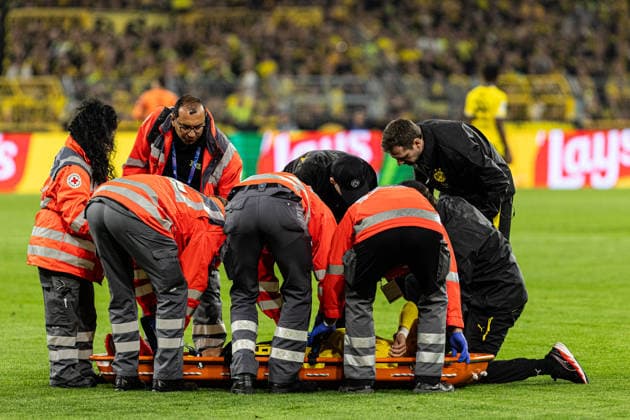 UEFA Champions League: Borussia Dortmund vs. Villarreal CF, September 8, 2026. Konstantinos Karetsas of Borussia Dortmund, 19, is lying on the field; the player is being substituted and carried off the field by medical staff. UEFA Champions League opener: Borussia Dortmund vs. Villarreal CF at BVB Stadium Dortmund, Dortmund, September 8, 2026 Copyright: xBEAUTIFULxSPORTS Buriakovx