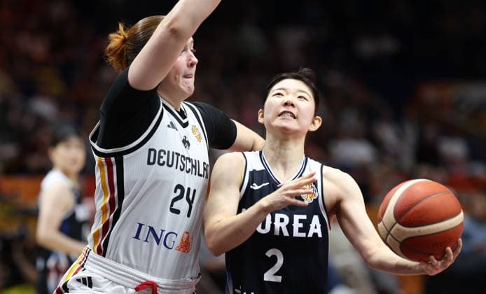 24 Germany s Sontag and Korea s Yeeun Heo fight for the ball during a basketball game between Germany and South Korea, game 3 of the group phase at the FIBA Women s Basketball World Cup, on Tuesday 8 September 2026, in Berlin, Germany. The FIBA Women s Basketball World Cup takes place in Berlin from 4 to 23 September 2026. VIRGINIExLEFOUR  x185690463x