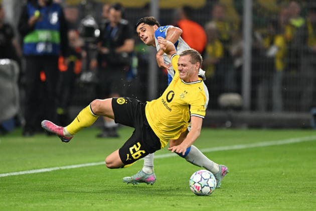 v li in a one-on-one duel: Julian Ryerson (Dortmund) 26, Sergi Cardona (Villarreal CF) 23, August 9, 2026 ¢ Soccer, Champions League, Borussia Dortmund vs. Villarreal Club de Fútbol, Signal Iduna Park, Dortmund, North Rhine-Westphalia, Germany Copyright: xpepphotox xHorstxMauelshagenx pep00321, pep_20260908_hm_418288