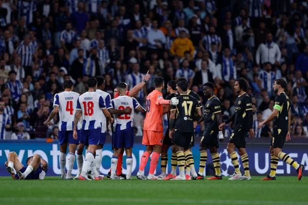 Players argue after a foul on Gabri Veiga of FC Porto from Marc GuÃ hi of Manchester City. Porto v Manchester City, UEFA Champions League, League Stage, Football, Estadio do Dragao, Porto, Portugal - 08 Sep 2026Porto Estadio do Dragao Portugal  Copyright: xMiguelxLemos Shutterstockx 17140155bu