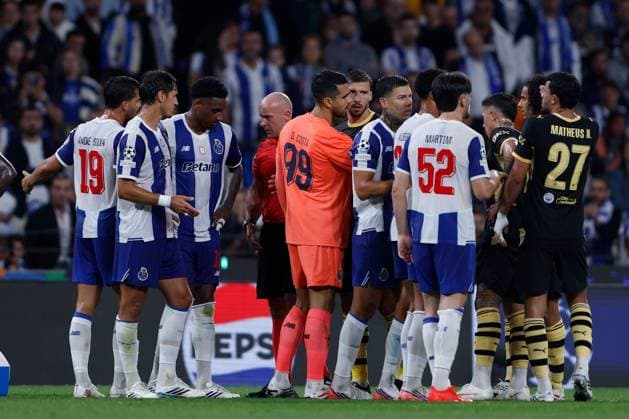 Players argue after a foul on Gabri Veiga of FC Porto from Marc GuÃ hi of Manchester City. Porto v Manchester City, UEFA Champions League, League Stage, Football, Estadio do Dragao, Porto, Portugal - 08 Sep 2026Porto Estadio do Dragao Portugal  Copyright: xMiguelxLemos Shutterstockx 17140155bv