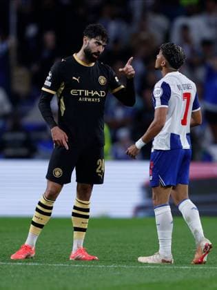 Josko Gvardiol of Manchester City gestures to William Gomes of FC Porto. Porto v Manchester City, UEFA Champions League, League Stage, Football, Estadio do Dragao, Porto, Portugal - 08 Sep 2026Porto Estadio do Dragao Portugal  Copyright: xMiguelxLemos Shutterstockx 17140155bz