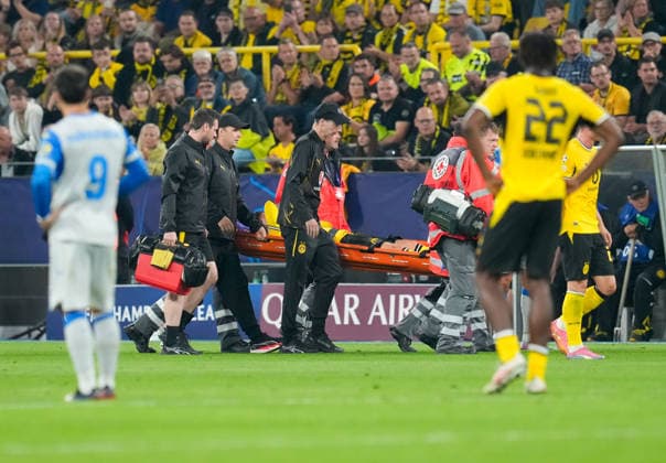 Medical staff carry Konstantinos Karetsas, 19, off the field after an injury during the Borussia Dortmund vs. Villarreal CF match, soccer, UEFA Champions League, Matchday 1, 2026–2027 season, September 8, 2026, Borussia Dortmund vs. Villarreal CF, soccer, UEFA Champions League, Matchday 1, 2026–2027 season, September 8, 2026, Dortmund Copyright: xEibner-Pressefoto ScottxColemanx EP_SCN