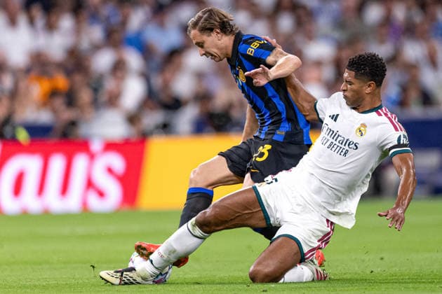MADRID, SPAIN - SEPTEMBER,8: Jude Bellingham of Real Maddrid (R) and Nicolò Barella of Inter Milan (L) fight for possession during the UEFA Champions League football match between Real Madrid and Inter Milan at Santiago Bernabeu Stadiumon September 8, 2026 in Madrid, Spain. (Photo by Ricardo Nogueira Sports Press Photo) Copyright: xRicardoxNogueira SportsxPressxPhotox Sportspressphoto_SPR226267