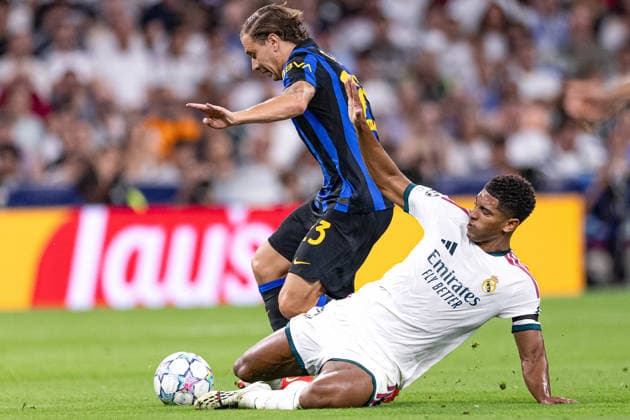 MADRID, SPAIN - SEPTEMBER,8: Jude Bellingham of Real Maddrid (R) and Nicolò Barella of Inter Milan (L) fight for possession during the UEFA Champions League football match between Real Madrid and Inter Milan at Santiago Bernabeu Stadiumon September 8, 2026 in Madrid, Spain. (Photo by Ricardo Nogueira Sports Press Photo) Copyright: xRicardoxNogueira SportsxPressxPhotox Sportspressphoto_SPR226268