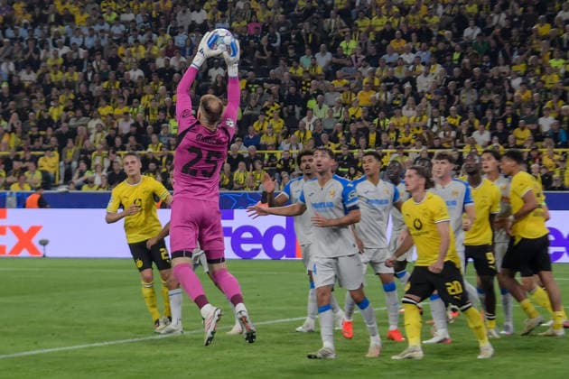 Peter Gulacsi (Villarreal CF 25) stops a scoring chance by Villarreal CF 08 09 2026 ¢ Soccer, Champions League, Borussia Dortmund vs. Villarreal Club de Fútbol, Signal Iduna Park, Dortmund, North Rhine-Westphalia, Germany Copyright: xpepphotox xHorstxMauelshagenx pep00321, pep_20260908_hm_418330