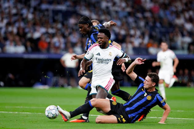 UEFA champions league - Real Madrid vs FC Internazionale Milano MADRID, SPAIN - September 8:Vinicius Junior of Real Madrid and Benjamin Pavard of FC Internazionale Milano fight for the ball during the UEFA champions league 2026 27 match between Real Madrid and FC Internazionale Milano at Santiago Bernabeu Stadium. (Photo by Guille Martinez f22photo) Madrid Santiago Bernabeu Stadium Spain Copyright: xGuillermoxMartinezx