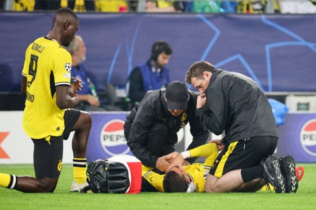 Dortmund, Deutschland: 08.09..2026 - UEFA Champions League 2026 27 - Borussia Dortmund vs. FC Villarreal Im Bild: Konstantinos Karetsas (BVB) verletzt sich so schwer auf dem Spielfeld, dass er per Trage aus dem Stadion getragen werden muss (DFL DFB REGULATIONS PROHIBIT ANY USE OF PHOTOGRAPHS as IMAGE SEQUENCES and or QUASI-VIDEO)