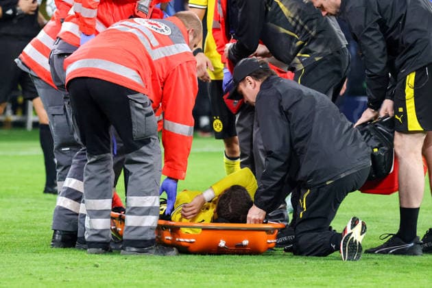 Dortmund, Deutschland: 08.09..2026 - UEFA Champions League 2026 27 - Borussia Dortmund vs. FC Villarreal Im Bild: Konstantinos Karetsas (BVB) verletzt sich so schwer auf dem Spielfeld, dass er per Trage aus dem Stadion getragen werden muss (DFL DFB REGULATIONS PROHIBIT ANY USE OF PHOTOGRAPHS as IMAGE SEQUENCES and or QUASI-VIDEO)