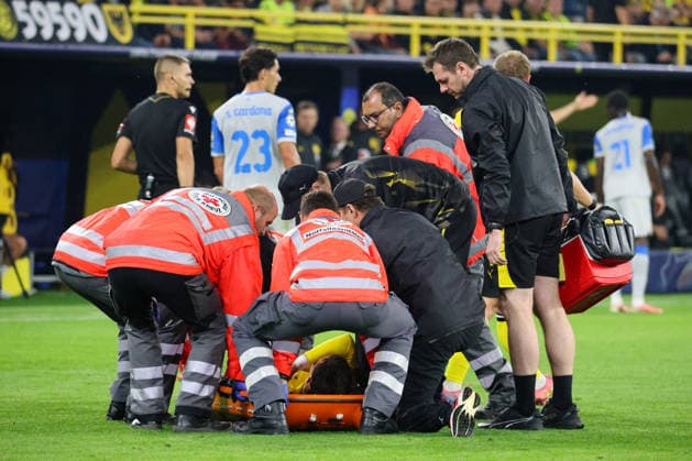 Dortmund, Deutschland: 08.09..2026 - UEFA Champions League 2026 27 - Borussia Dortmund vs. FC Villarreal Im Bild: Konstantinos Karetsas (BVB) verletzt sich so schwer auf dem Spielfeld, dass er per Trage aus dem Stadion getragen werden muss (DFL DFB REGULATIONS PROHIBIT ANY USE OF PHOTOGRAPHS as IMAGE SEQUENCES and or QUASI-VIDEO)