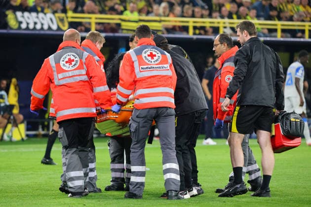 Dortmund, Deutschland: 08.09..2026 - UEFA Champions League 2026 27 - Borussia Dortmund vs. FC Villarreal Im Bild: Konstantinos Karetsas (BVB) verletzt sich so schwer auf dem Spielfeld, dass er per Trage aus dem Stadion getragen werden muss (DFL DFB REGULATIONS PROHIBIT ANY USE OF PHOTOGRAPHS as IMAGE SEQUENCES and or QUASI-VIDEO)