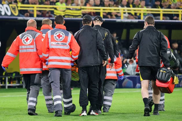 Dortmund, Deutschland: 08.09..2026 - UEFA Champions League 2026 27 - Borussia Dortmund vs. FC Villarreal Im Bild: Konstantinos Karetsas (BVB) verletzt sich so schwer auf dem Spielfeld, dass er per Trage aus dem Stadion getragen werden muss (DFL DFB REGULATIONS PROHIBIT ANY USE OF PHOTOGRAPHS as IMAGE SEQUENCES and or QUASI-VIDEO)