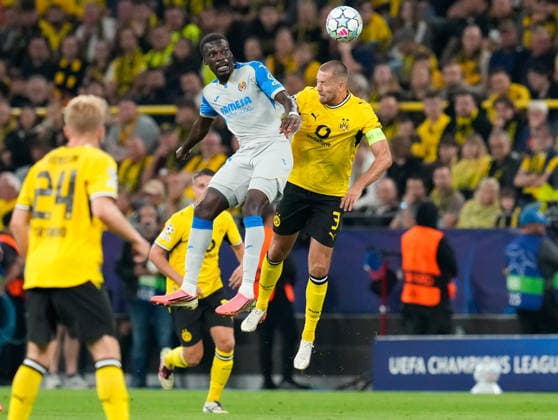 Tani Oluwaseyi (Villarreal CF), 21, jumps for a header against Waldemar Anton (Borussia Dortmund), 3, in the match between Borussia Dortmund and Villarreal CF, soccer, UEFA Champions League, Matchday 1, 2026–2027 season, September 8, 2026, Borussia Dortmund vs. Villarreal CF, Soccer, UEFA Champions League, Matchday 1, 2026–2027 season, September 8, 2026, Dortmund Copyright: xEibner-Pressefoto ScottxColemanx EP_SCN