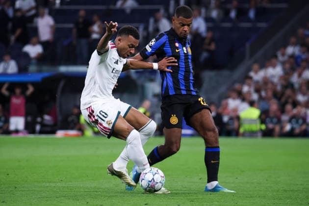Real Madrid vs. FC Internazionale Milano, UEFA Champions League 2026–27, September 8, 2026, Santiago Bernabéu Stadium, Madrid, Spain Kylian Mbappé of Real Madrid is defended by Andy Diouf during the UEFA Champions League 2026 27 soccer match between Real Madrid and FC Internazionale Milano at Santiago Bernabéu Stadium on September 8, 2026, in Madrid, Spain Madrid Santiago Bernabéu Stadium Madrid Spain Copyright: xAlejandroxMatiasxAcostax