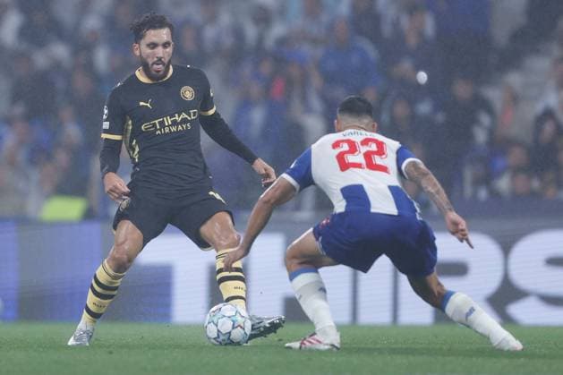 Rayan Cherki of Manchester City and Alan Varela of FC Porto in action. Porto v Manchester City, UEFA Champions League, League Stage, Football, Estadio do Dragao, Porto, Portugal - 08 Sep 2026Porto Estadio do Dragao Portugal  Copyright: xMiguelxLemos Shutterstockx 17140155cz