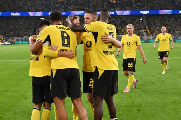 BVB players celebrate after Renato Veiga s own goal for Villarreal CF; Maximilian Beier (center), Borussia Dortmund, September 8, 2026; 2026–2027 UEFA Champions League, Matchday 1, Borussia Dortmund vs. Villarreal CF. UEFA regulations prohibit any use of photographs as image sequences and or quasi-video. Dortmund, Signal Iduna Park, North Rhine-Westphalia, Germany Team2