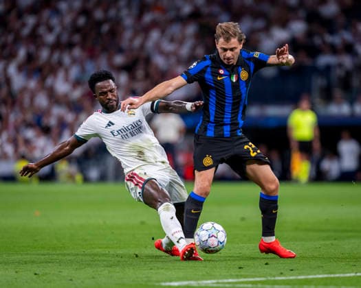Real Madrid C.F. v FC Internazionale Milano - UEFA Champions League 2026 27 League Phase MD1 MADRID, SPAIN - SEPTEMBER 8: Nicolo Barella of FC Internazionale Milano (R) is in action with the ball defended by Vinicius Junior of Real Madrid CF (L) during the UEFA Champions League 2026 27 League Phase MD1 match between Real Madrid C.F. and FC Internazionale Milano at Estadio Santiago Bernabeu on September 8, 2026 in Madrid, Spain. Madrid Estadio Bernabeu Madrid Spain Copyright: xAlbertoxGardinx AGardin_20260908_Foot_Cha_Rea_Mad_Inter_0189