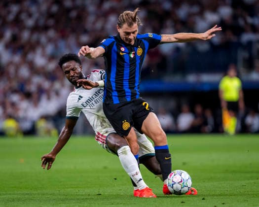 Real Madrid C.F. v FC Internazionale Milano - UEFA Champions League 2026 27 League Phase MD1 MADRID, SPAIN - SEPTEMBER 8: Nicolo Barella of FC Internazionale Milano (R) is in action with the ball defended by Vinicius Junior of Real Madrid CF (L) during the UEFA Champions League 2026 27 League Phase MD1 match between Real Madrid C.F. and FC Internazionale Milano at Estadio Santiago Bernabeu on September 8, 2026 in Madrid, Spain. Madrid Estadio Bernabeu Madrid Spain Copyright: xAlbertoxGardinx AGardin_20260908_Foot_Cha_Rea_Mad_Inter_0190