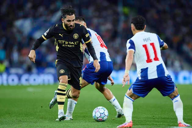 FC Porto v Manchester City - UEFA Champions League 26 27 MD1 PORTO, PORTUGAL - SEPTEMBER 8: Rayan Cherki of Manchester City competes for the ball with Pepe of FC Porto during the UEFA Champions League 26 27 match between FC Porto and Manchester City at Estadio do Dragao on September 8, 2026 in Porto, Portugal. (Photo by Diego Simon Photo Players Images Magara Press) Porto Estadio do Dragao Portugal Copyright: xDiegoxSimonx