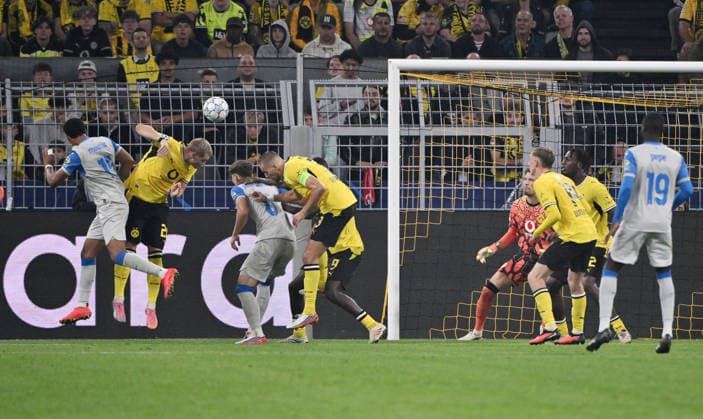 Santiago Mourino of FC Villarreal (left) scores the goal with this header on 08 09 2026, 2026–2027 UEFA Champions League, Matchday 1, Borussia Dortmund vs. FC Villarreal. UEFA regulations prohibit any use of photographs as image sequences and or quasi-video. Dortmund, Signal Iduna Park, North Rhine-Westphalia, Germany Team2