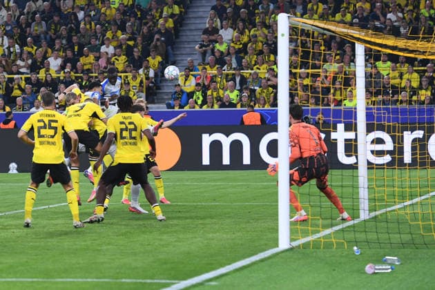 Soccer: UEFA Champions League Group Stage, Matchday 1—Borussia Dortmund vs. Villarreal on September 8, 2026, at Signal Iduna Park in Dortmund. Goal to make it 1–1 by Santiago Mourino of Villarreal xRx