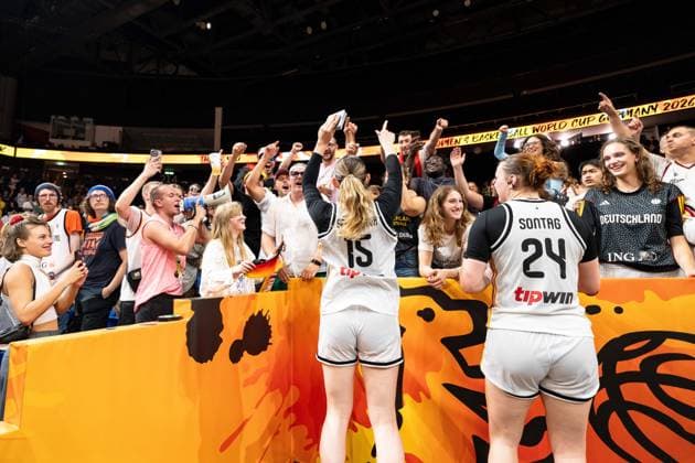 Luisa Geiselsoder (Germany), 15, and Lina Sontag (Germany), 24, celebrate with fans after the final buzzer, GER, Germany vs. Korea, basketball, 2026 FIBA Women’s World Cup, quarterfinal qualifier, September 8, 2026, GER, Germany vs. Korea, basketball, 2026 FIBA Women’s World Cup, quarterfinal qualification, September 8, 2026, Berlin Copyright: xEibner-Pressefoto MaxxVincenx EP_MVN