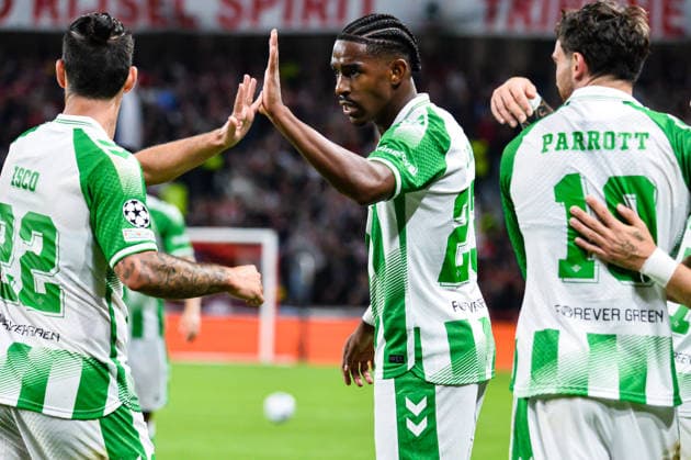 FOOTBALL : Lille OSC vs Real Betis Balompie - Ligue des Champions - Phase de Ligue - JournÃ e 1 - 08 09 2026 Joie des joueurs du Real Betis BalompiÃ apres le but de Troy Parrott (Real Betis BalompiÃ ) Villeneuve d AsqcFrance  Copyright: xBaptistexAutissierx