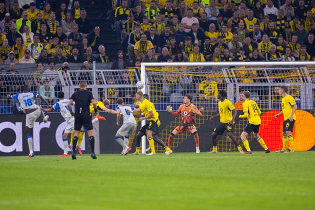 September 8, 2026, Soccer, Matchday 1 of the UEFA Champions League, Borussia Dortmund vs. Villarreal FC; Santiago Mourino of Villarreal FC scores a 1-1 equalizer with a header past goalkeeper Gregor Kobel; Borussia Dortmund, Signal Iduna Park, North Rhine-Westphalia, Germany; xRHR PHOTO DEx Copyright: DennisxEwert RHR-FOTOx RHR-FOTO DE