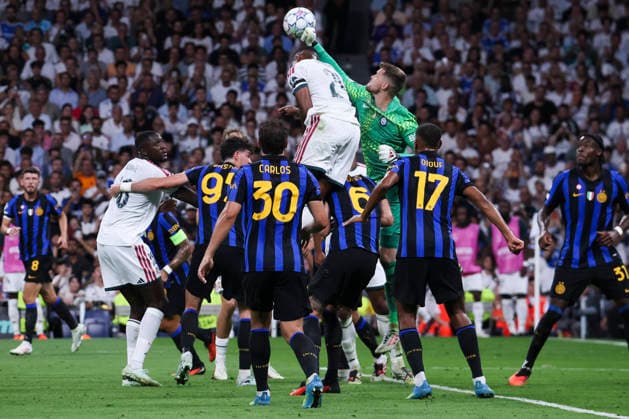 Real Madrid vs. FC Internazionale Milano, UEFA Champions League 2026–27, September 8, 2026, Santiago Bernabéu Stadium, Madrid, Spain Josep Martinez clears the ball during the UEFA Champions League 2026 27 soccer match between Real Madrid and FC Internazionale Milano at the Santiago Bernabéu Stadium on September 8, 2026, in Madrid, Spain Madrid Santiago Bernabéu Stadium Madrid Spain Copyright: xAlejandroxMatiasxAcostax