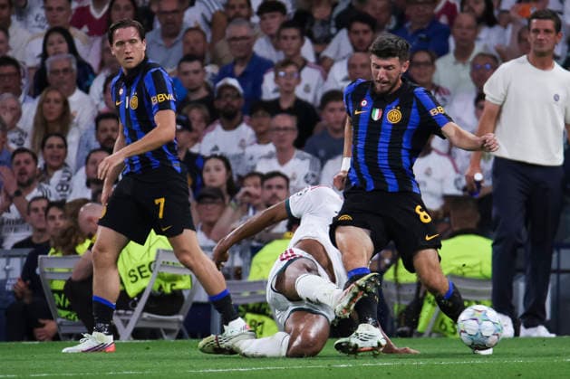 Real Madrid vs. FC Internazionale Milano, UEFA Champions League 2026–27, September 8, 2026, Santiago Bernabéu Stadium, Madrid, Spain Jode Bellingham of Real Madrid battles for the ball against Petar Sucic during the UEFA Champions League 2026 27 soccer match between Real Madrid and FC Internazionale Milano at Santiago Bernabéu Stadium on September 8, 2026, in Madrid, Spain Madrid Santiago Bernabéu Stadium Madrid Spain Copyright: xAlejandroxMatiasxAcostax