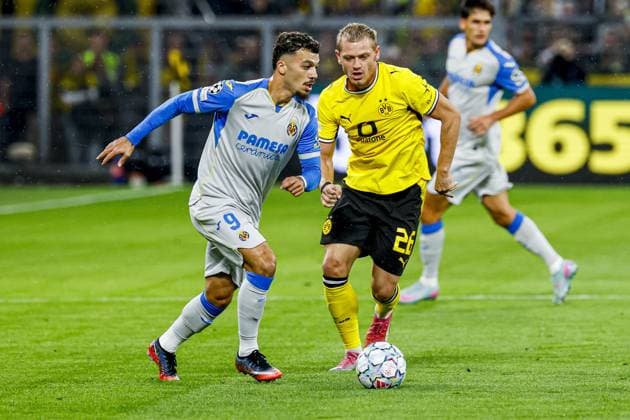 DORTMUND - Georges Mikautadze of Villarreal CF dribbles with the ball under pressure from Julian Ryerson of Borussia Dortmund during the UEFA Champions League match between Borussia Dortmund and Villarreal CF at Signal Iduna Park on 08 September 2026 in Dortmund, Germany. MARCEL TER BALS ANP UEFA Champions League 2026 27 xVIxANPxSportx xMarcelxterxBalsxIVx 567683844 originalFilename: 567683844.jpg