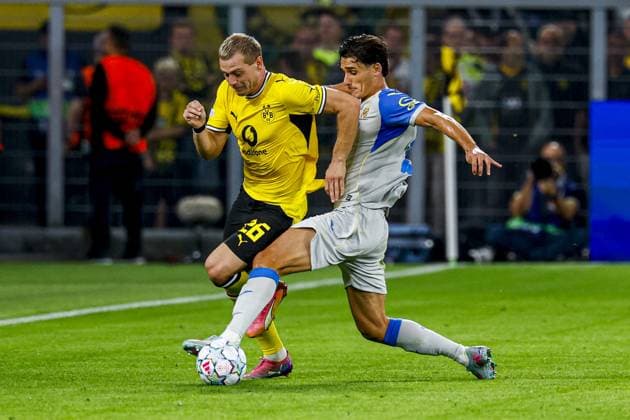 DORTMUND - Julian Ryerson of Borussia Dortmund (L) battles for possession with Sergi Cardona of Villarreal CF (R) during the UEFA Champions League match between Borussia Dortmund and Villarreal CF at Signal Iduna Park on 08 September 2026 in Dortmund, Germany. MARCEL TER BALS ANP UEFA Champions League 2026 27 xVIxANPxSportx xMarcelxterxBalsxIVx 567683913 originalFilename: 567683913.jpg