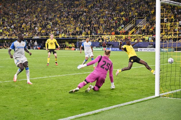 Serhou Guirassy of Borussia Dortmund (right) scores the goal to make it 2-1 on September 8, 2026, in the 2026-2027 UEFA Champions League, Matchday 1, Borussia Dortmund vs. Villarreal. UEFA regulations prohibit any use of photographs as image sequences and or quasi-video. Dortmund, Signal Iduna Park, North Rhine-Westphalia, Germany Team2