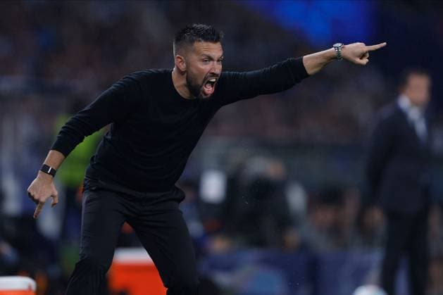 Francesco Farioli manager of FC Porto gestures on the touchline. Porto v Manchester City, UEFA Champions League, League Stage, Football, Estadio do Dragao, Porto, Portugal - 08 Sep 2026Porto Estadio do Dragao Portugal  Copyright: xMiguelxLemos Shutterstockx 17140155dw