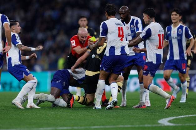A fight breaks out as Pablo Rosario of FC Porto fouls Marcus Bettinelli of Manchester City. Porto v Manchester City, UEFA Champions League, League Stage, Football, Estadio do Dragao, Porto, Portugal - 08 Sep 2026Porto Estadio do Dragao Portugal  Copyright: xMiguelxLemos Shutterstockx 17140155em
