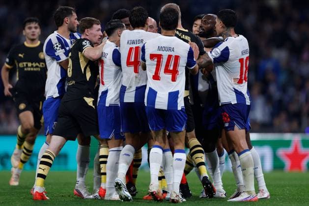 A fight breaks out as Pablo Rosario of FC Porto fouls Marcus Bettinelli of Manchester City. Porto v Manchester City, UEFA Champions League, League Stage, Football, Estadio do Dragao, Porto, Portugal - 08 Sep 2026Porto Estadio do Dragao Portugal  Copyright: xMiguelxLemos Shutterstockx 17140155en