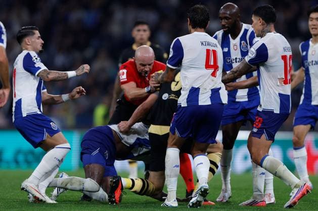 Erling Haaland of Manchester City receives a yellow card. Porto v Manchester City, UEFA Champions League, League Stage, Football, Estadio do Dragao, Porto, Portugal - 08 Sep 2026Porto Estadio do Dragao Portugal  Copyright: xMiguelxLemos Shutterstockx 17140155eo