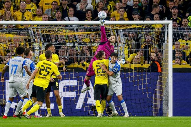 DORTMUND - Villarreal CF goalkeeper Peter Gulacsi punches the ball away during the UEFA Champions League match between Borussia Dortmund and Villarreal CF at Signal Iduna Park on 08 September 2026 in Dortmund, Germany. MARCEL TER BALS ANP UEFA Champions League 2026 27 xVIxANPxSportx xMarcelxterxBalsxIVx 567687113 originalFilename: 567687113.jpg