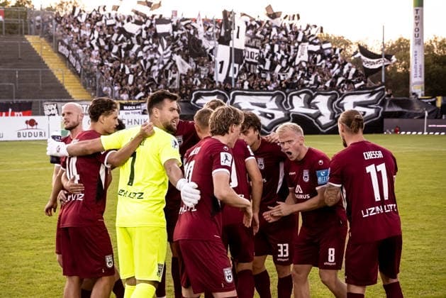 VfR Aalen vs. SSV Ulm 1846 Soccer, Regionalliga Southwest, Matchday 6, Bediani Arena, Aalen, September 8, 2026. Team huddle before kickoff. In the background, the traveling fans of SSV Ulm 1846 soccer in the visitors’ section. Fan section, from left: Marcel Seegert (SSV Ulm 1846 soccer), 25, Karl Kempf, SSV Ulm 1846 Soccer, 14, Radomir Novakovic, SSV Ulm 1846 Soccer, 01, Oliver Wähling (SSV Ulm 1846 Soccer), 10, Leander Nicolas Popp (SSV Ulm 1846 Soccer), 33, Per Lockl (SSV Ulm 1846 Soccer), 08, Dennis Chessa SSV Ulm 1846 Soccer, 11 VfR Aalen vs. SSV Ulm 1846 Soccer, Soccer, Regionalliga Southwest, Matchday 6, Bediani Arena, Aalen, September 8, 2026. Photo by Lucca Fundel, Aalen, Bediani Arena, Baden-Württemberg, Germany