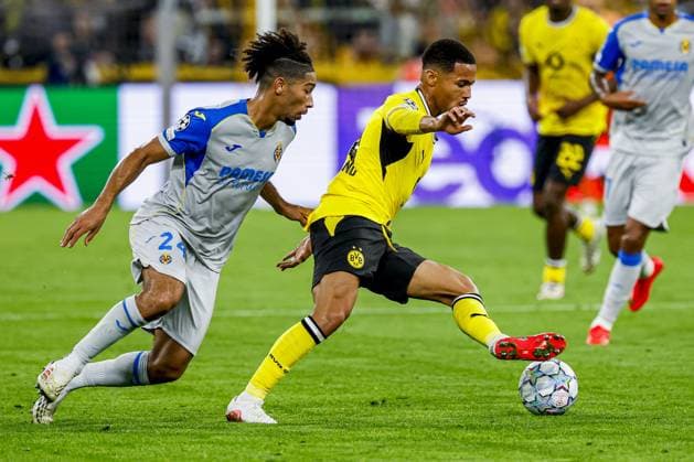 DORTMUND - Ethan Nwaneri of Borussia Dortmund (R) battles for possession with Nathan Saliba of Villarreal CF (L) during the UEFA Champions League match between Borussia Dortmund and Villarreal CF at Signal Iduna Park on 08 September 2026 in Dortmund, Germany. MARCEL TER BALS ANP UEFA Champions League 2026 27 xVIxANPxSportx xMarcelxterxBalsxIVx 567693260 originalFilename: 567693260.jpg