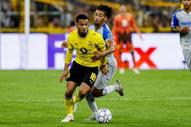 DORTMUND - Ethan Nwaneri of Borussia Dortmund (L) battles for possession with Nathan Saliba of Villarreal CF (R) during the UEFA Champions League match between Borussia Dortmund and Villarreal CF at Signal Iduna Park on 08 September 2026 in Dortmund, Germany. MARCEL TER BALS ANP UEFA Champions League 2026 27 xVIxANPxSportx xMarcelxterxBalsxIVx 567693268 originalFilename: 567693268.jpg