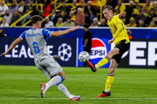 DORTMUND - Maximilian Beier of Borussia Dortmund passes the ball under pressure from Pau Navarro of Villarreal CF during the UEFA Champions League match between Borussia Dortmund and Villarreal CF at Signal Iduna Park on 08 September 2026 in Dortmund, Germany. MARCEL TER BALS ANP UEFA Champions League 2026 27 xVIxANPxSportx xMarcelxterxBalsxIVx 567693417 originalFilename: 567693417.jpg