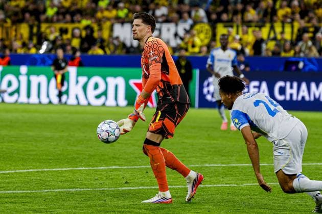 DORTMUND - Borussia Dortmund goalkeeper Gregor Kobel rolls the ball out during the UEFA Champions League match between Borussia Dortmund and Villarreal CF at Signal Iduna Park on 08 September 2026 in Dortmund, Germany. MARCEL TER BALS ANP UEFA Champions League 2026 27 xVIxANPxSportx xMarcelxterxBalsxIVx 567693634 originalFilename: 567693634.jpg